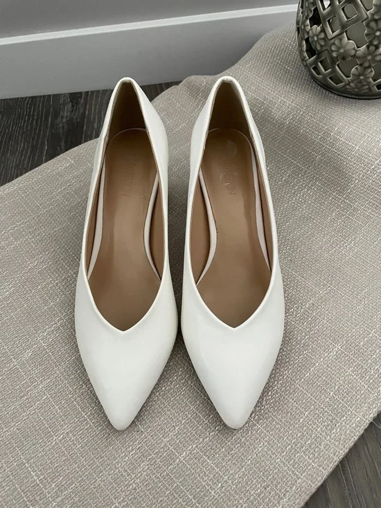 Women's Pointed-Toe Pumps - Picture 1 of 6